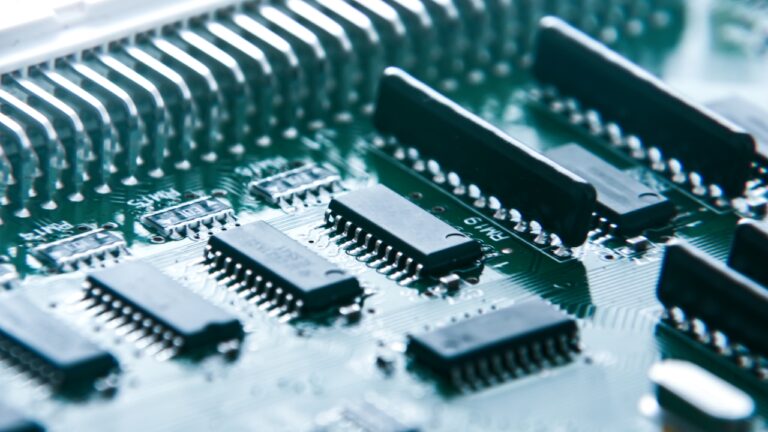 突然のノイズ不具合に困っていませんか？<br>貼るしかないその瞬間に間に合う加工技術があります